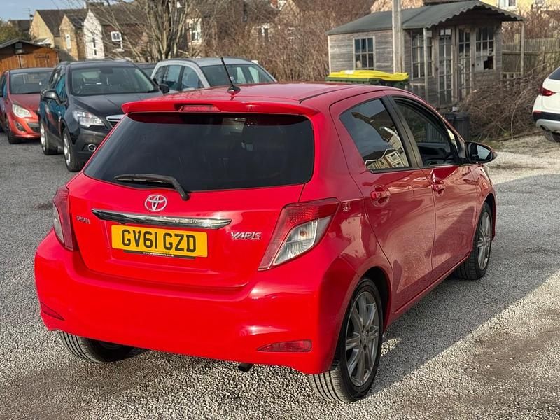 Begagnad Toyota Yaris SR 2011 Röd Halvkombi