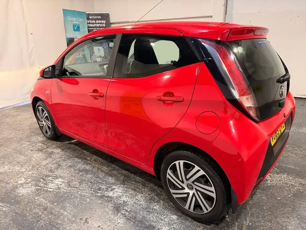 Usado Toyota Aygo X-play 68 HP (50 kW) 2015 Vermelho Citadino