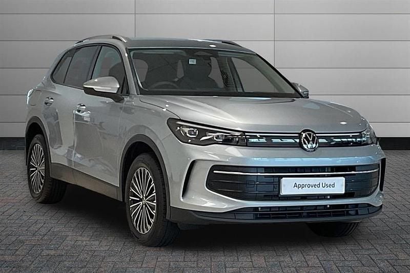 Oyster silver New 2025 VW Tiguan Match SUV | £38,990 (Good price) - Image 1/4
