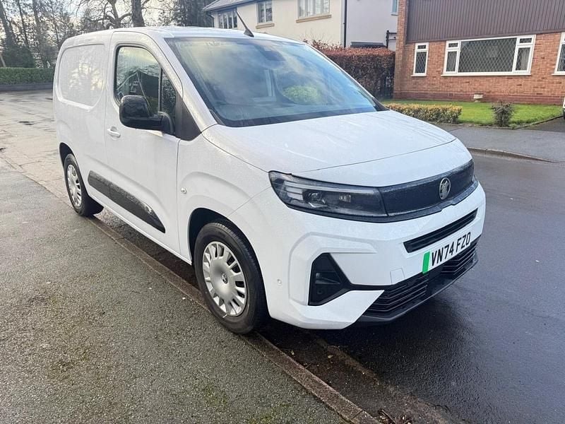 Used Vauxhall Combo 100 kW (136 HP) 2024 White MPV