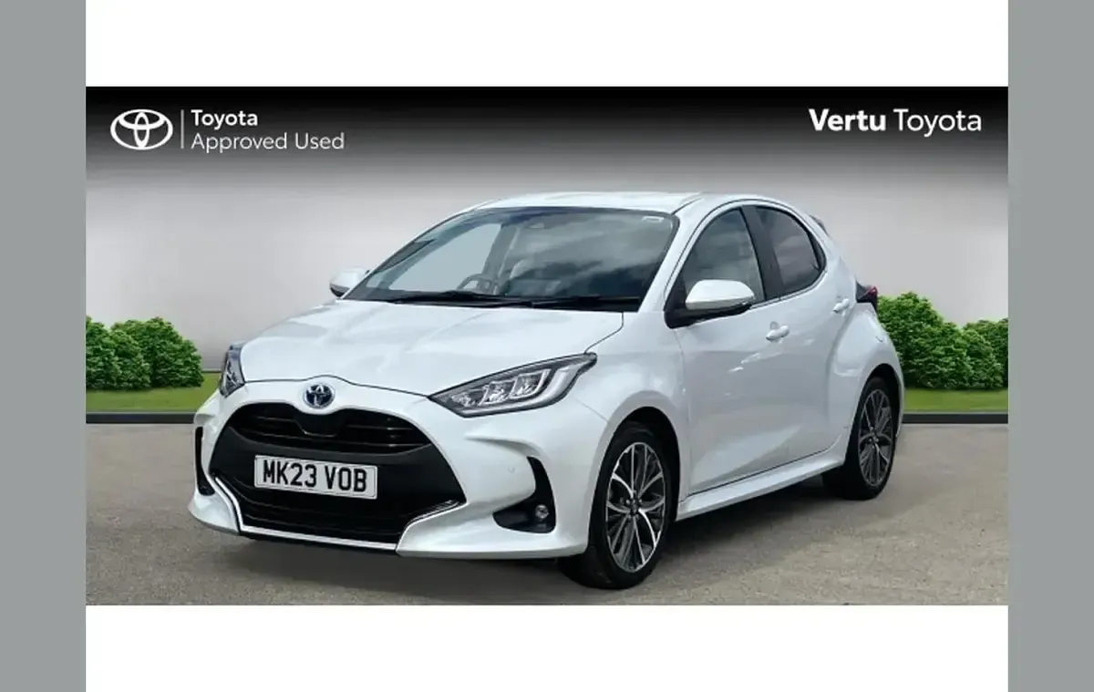 Used Toyota Yaris 113 HP (83 kW) 2023 White Hatchback