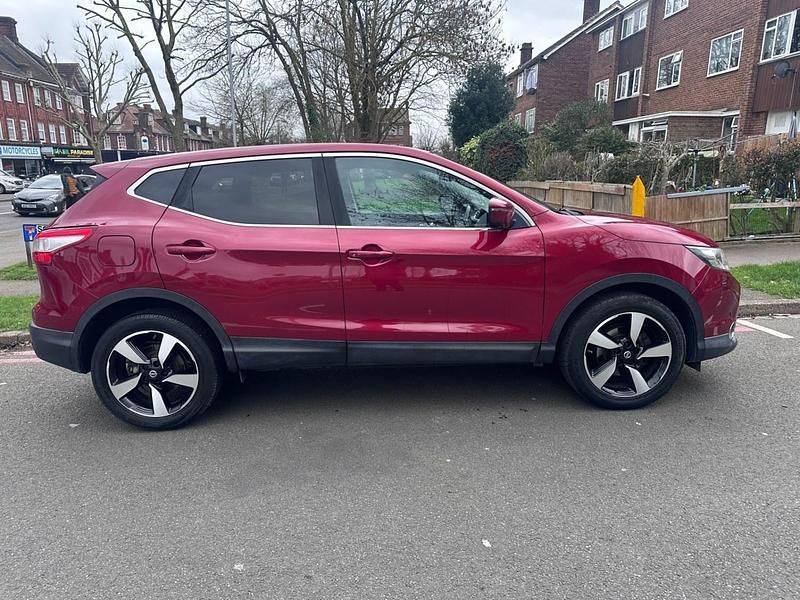 Used Nissan Qashqai N-Connecta 115 HP (84 kW) 2016 Red SUV