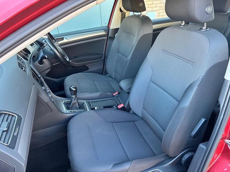 Begagnad VW Golf VII Match 105 HK (77 kW) 2015 Röd Halvkombi