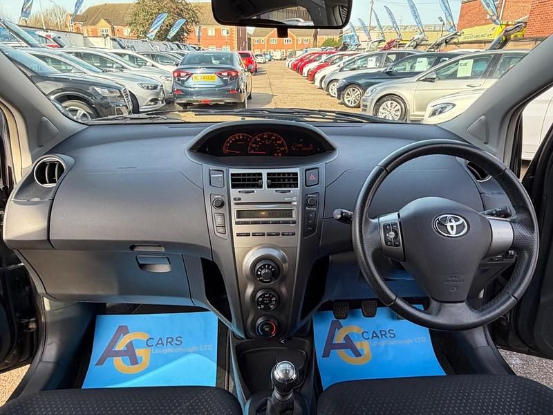 Used Toyota Yaris SR 101 HP (74 kW) 2009 Grey Hatchback