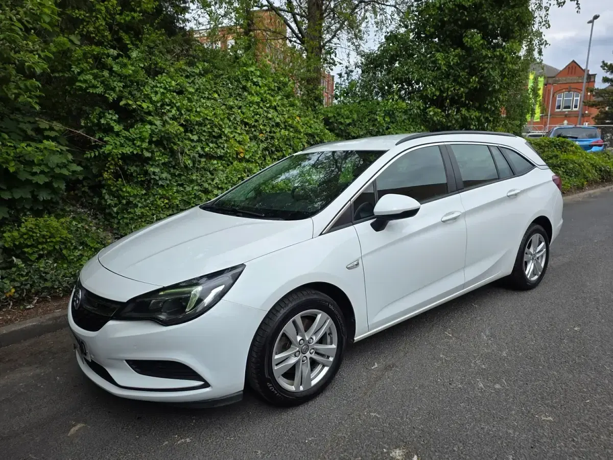 Used Vauxhall Astra Design Edition 2019 White Estate