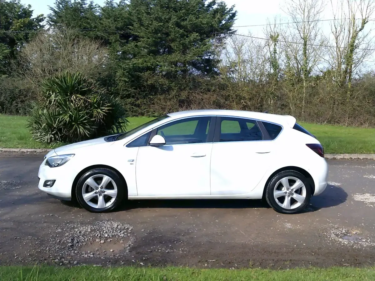 Second-hand Vauxhall Astra SRi 2012 Alb Hatchback