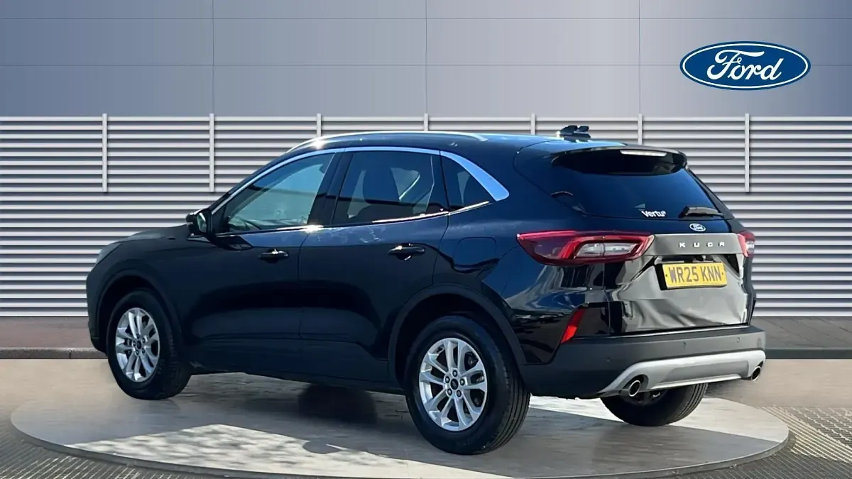 Usado Ford Kuga Titanium 150 HP (110 kW) 2025 Preto SUV