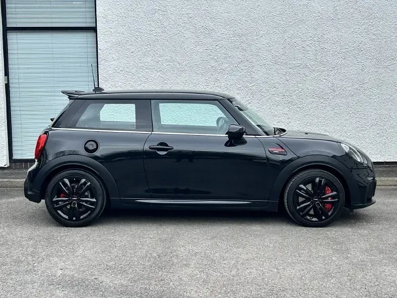 Begagnad Mini John Cooper Works Hatch 228 HK (167 kW) 2023 Svart Halvkombi