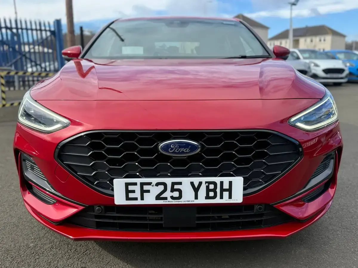 Używany Ford Focus ST-Line X 155 KM (114 kW) 2025 Czerwony Hatchback