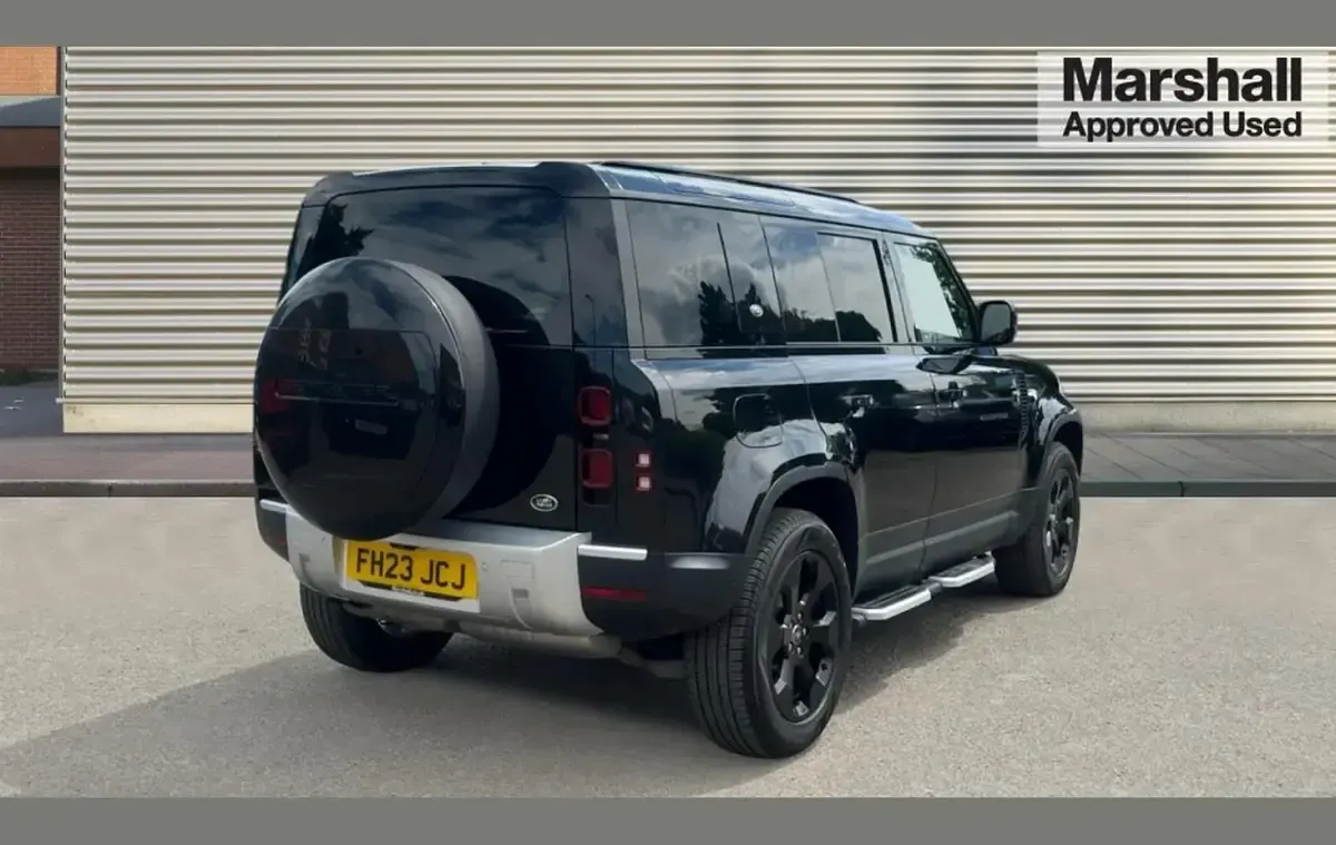 Used Land Rover Defender SE 249 HP (183 kW) 2023 Santorini black metallic SUV