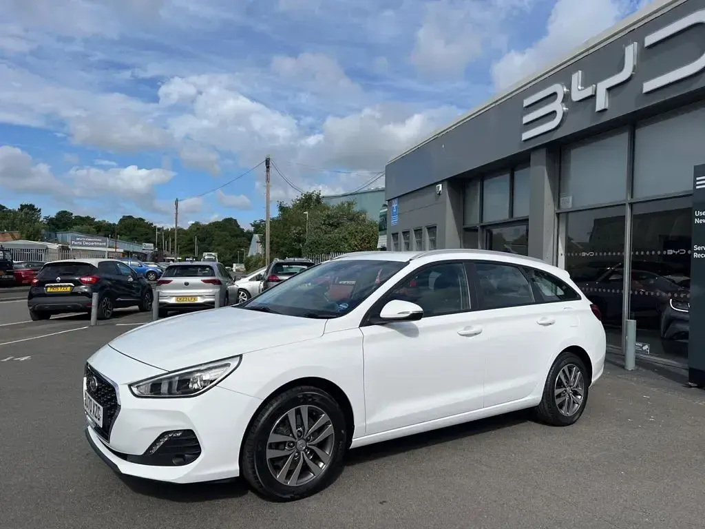 Used Hyundai i30 SE 120 HP (88 kW) 2020 White Estate