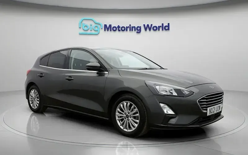 Begagnad Ford Focus Titanium 120 HK (88 kW) 2021 Grå Halvkombi