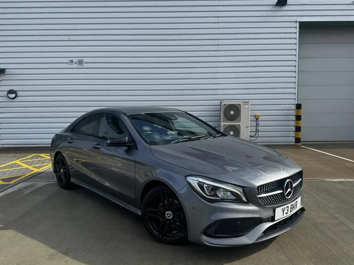 Usado Mercedes CLA200 AMG line 136 HP (100 kW) 2017 Cinzento Sedan