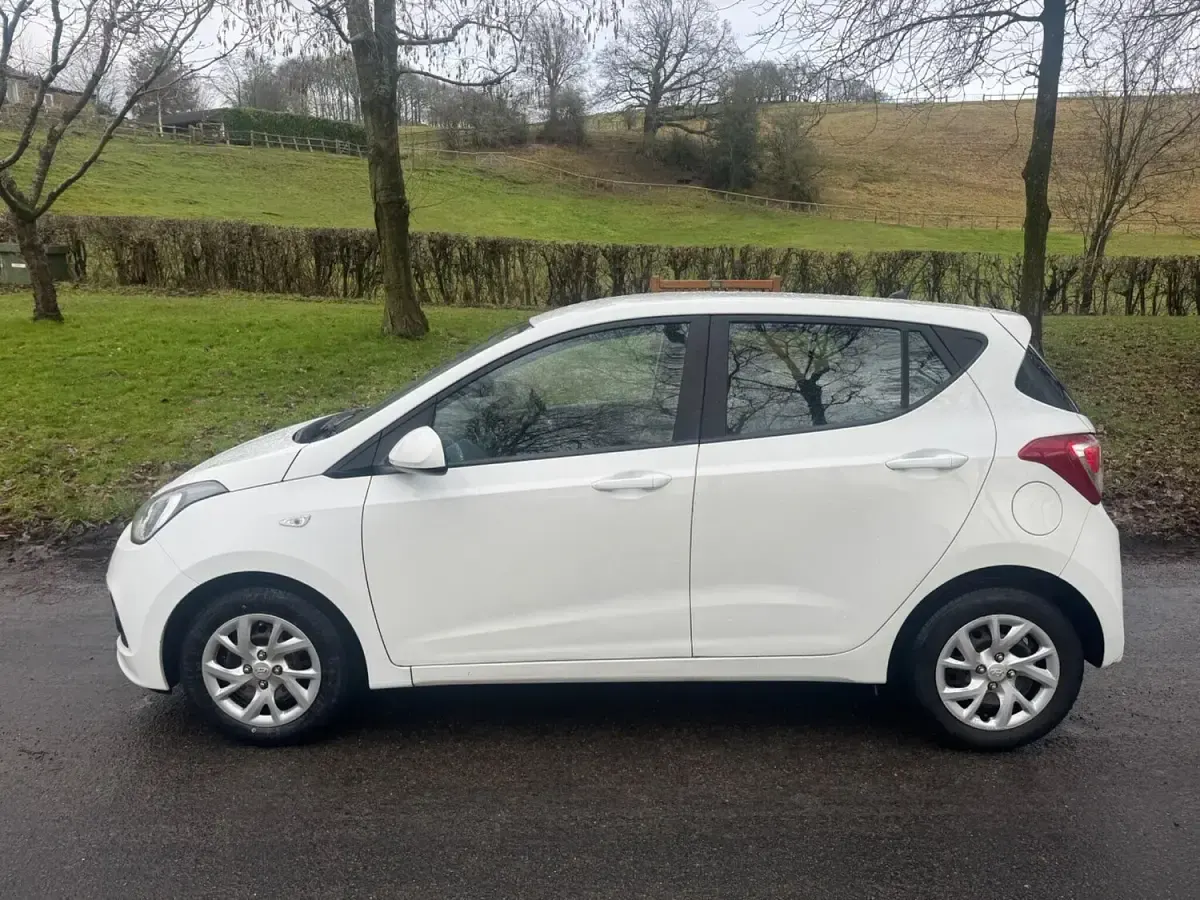 Used Hyundai i10 SE 2014 White Hatchback