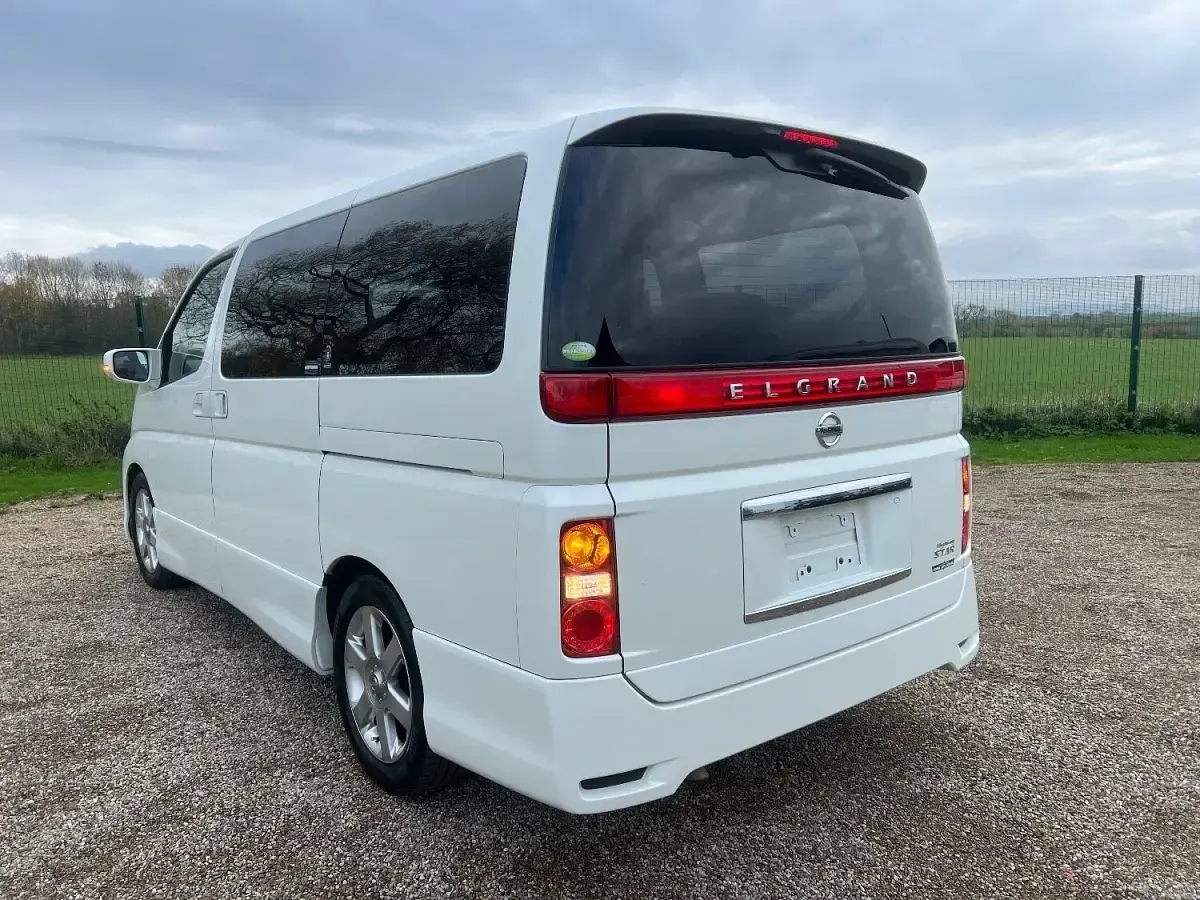 Used Nissan Elgrand Premium Edition 2006 White MPV