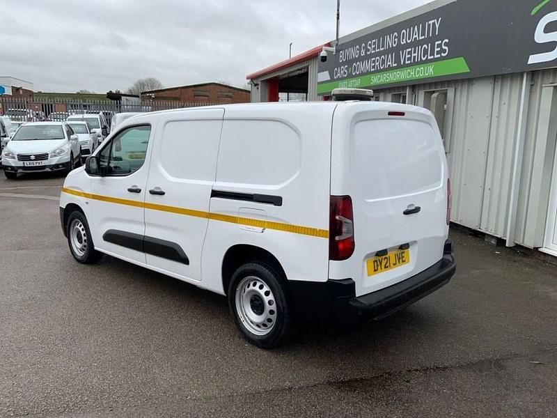 Used Vauxhall Combo 100 HP (73 kW) 2021 White MPV
