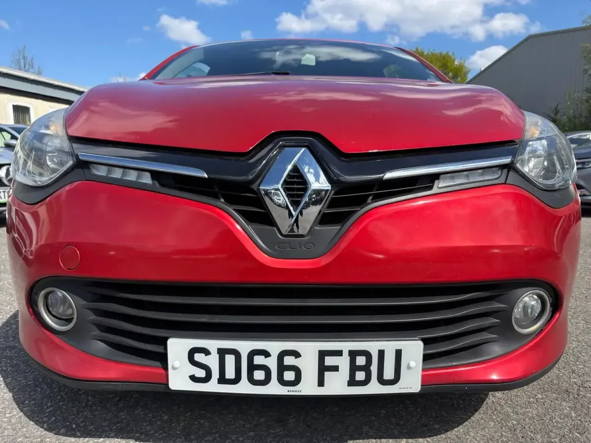 Used Renault Clio Dynamique 75 HP (55 kW) 2016 Red Hatchback
