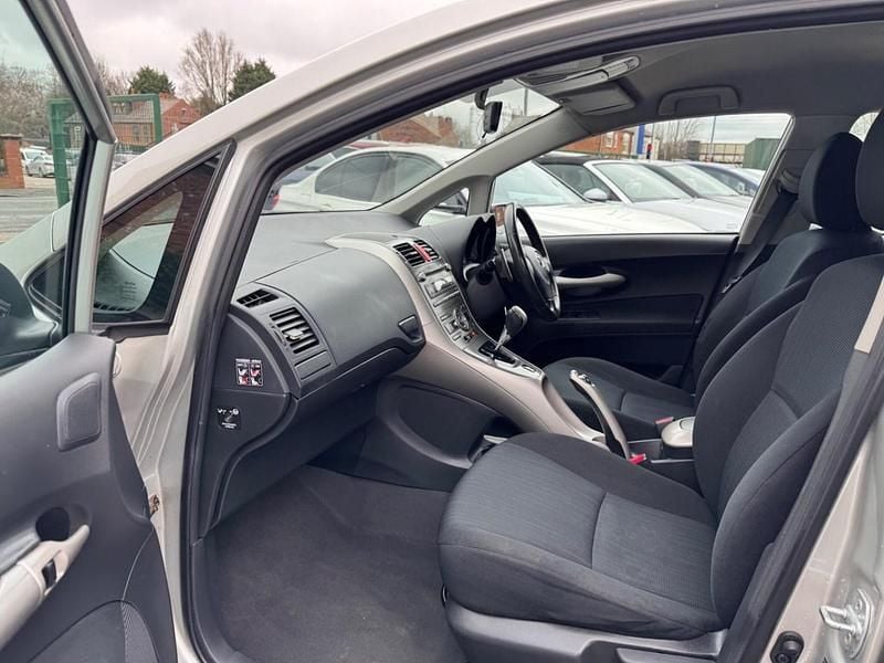 Used Toyota Auris 124 HP (91 kW) 2008 Silver Hatchback
