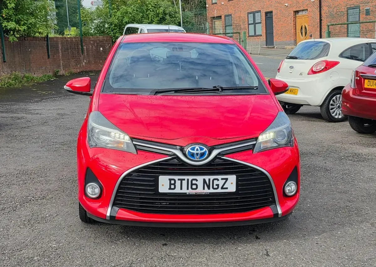 Used Toyota Yaris 100 HP (73 kW) 2016 Red Hatchback