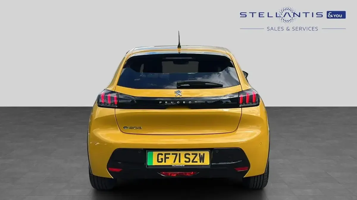 Used Peugeot e-208 Allure Premium 98 kW (134 HP) 2021 Yellow Hatchback