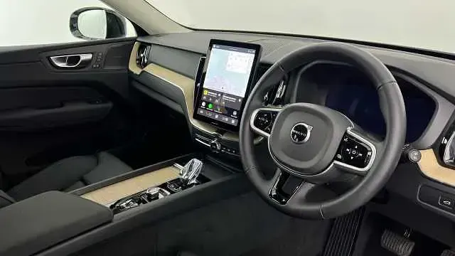 Używany Volvo XC60 Plus 247 KM (181 kW) 2025 Biały SUV