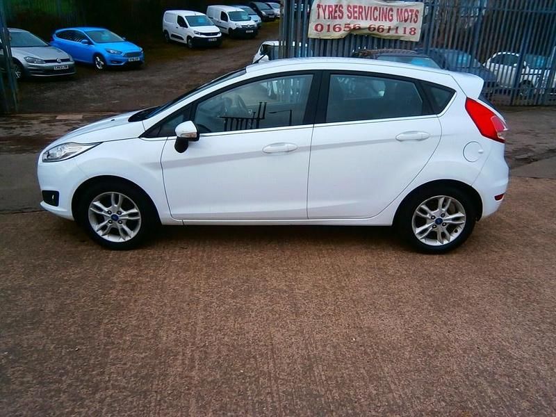Used Ford Fiesta Zetec 2016 White Hatchback