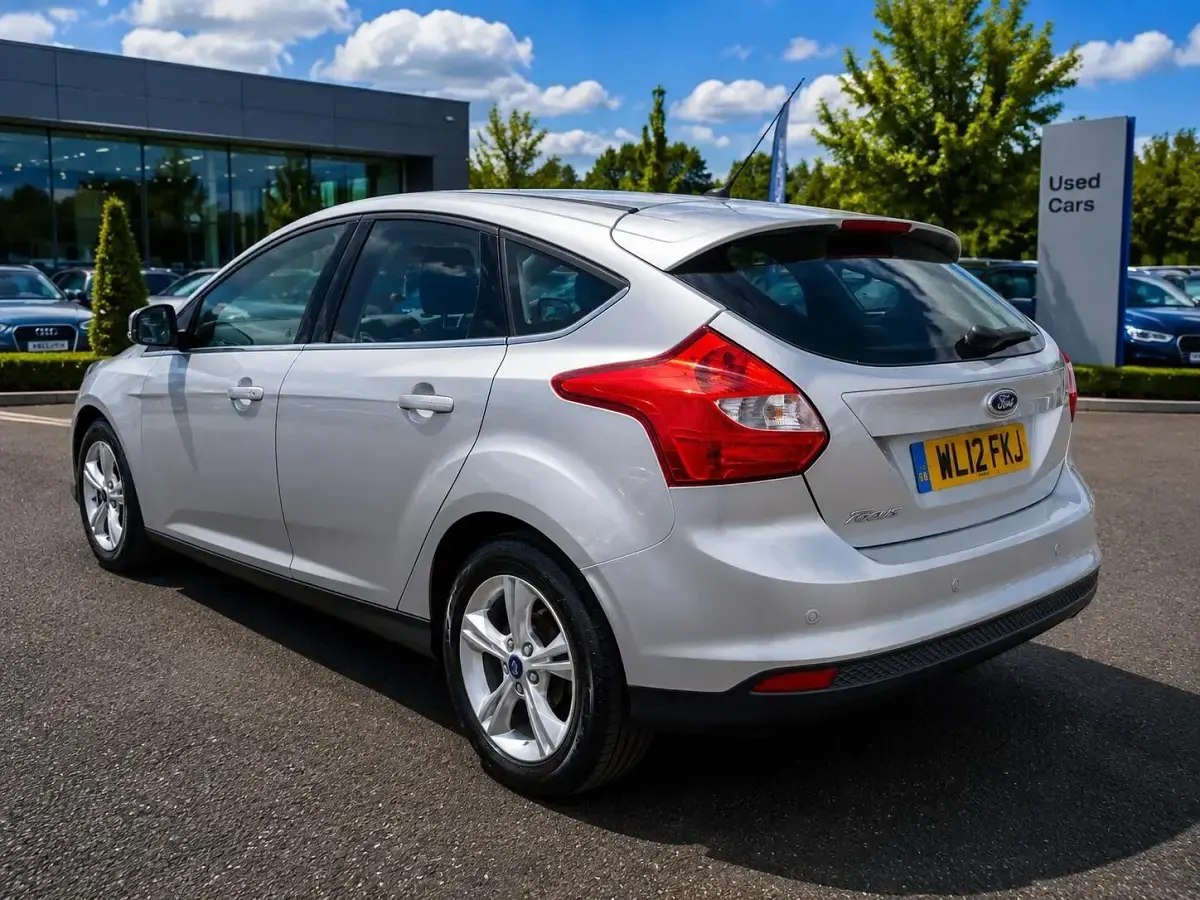 Used Ford Focus Zetec 125 HP (91 kW) 2012 Silver Hatchback