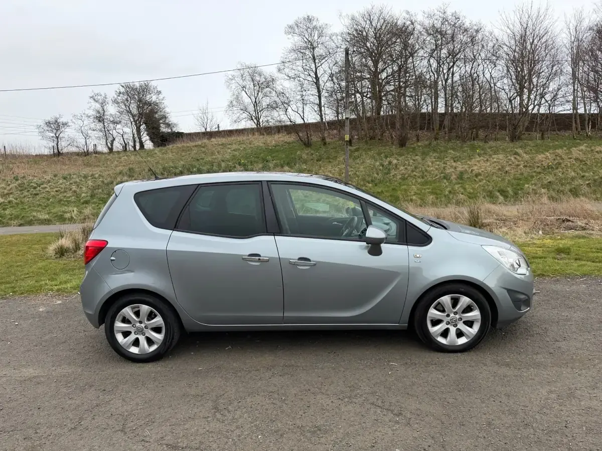 Second-hand Vauxhall Meriva 99 CP (72 kW) 2010 Argintiu Monovolum