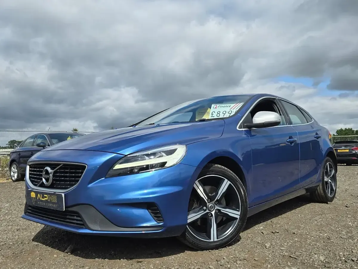 Used Volvo V40 R-Design 122 HP (89 kW) 2018 Blue Hatchback