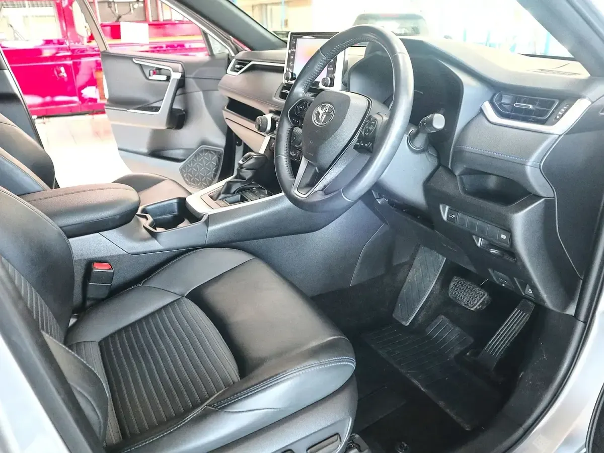 Used Toyota RAV4 Hybrid 214 HP (157 kW) 2020 Silver blade bitone black SUV