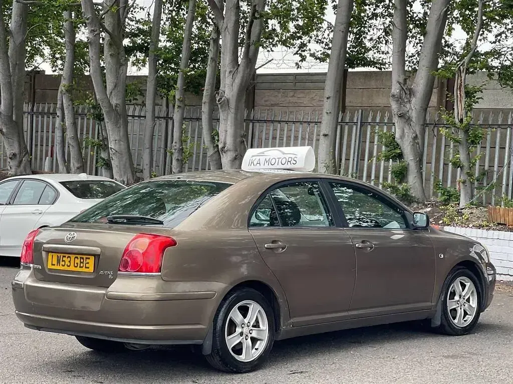 Used Toyota Avensis T3 129 HP (94 kW) 2004 Gold Hatchback