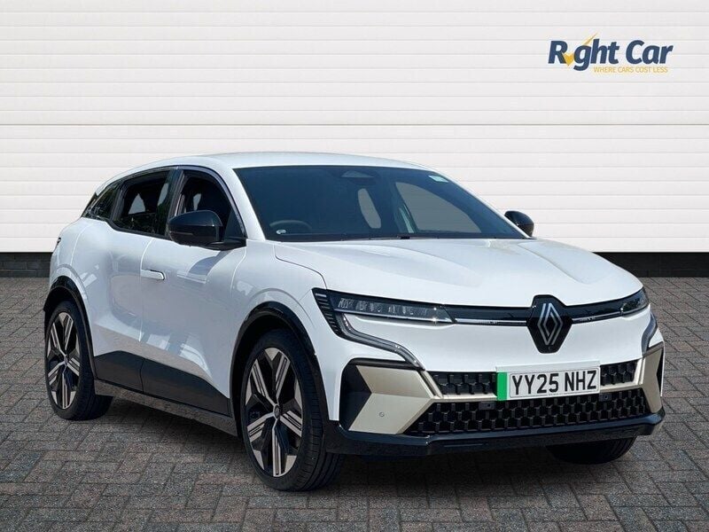 Glacier white New 2025 Renault Mégane Iconic Hatchback | £27,999 - Image 1/4