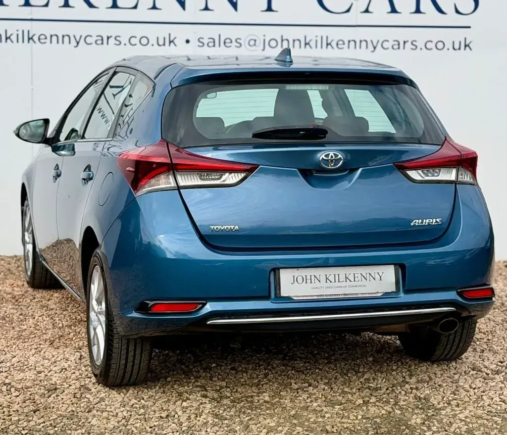 Used Toyota Auris 116 HP (85 kW) 2017 Blue Hatchback