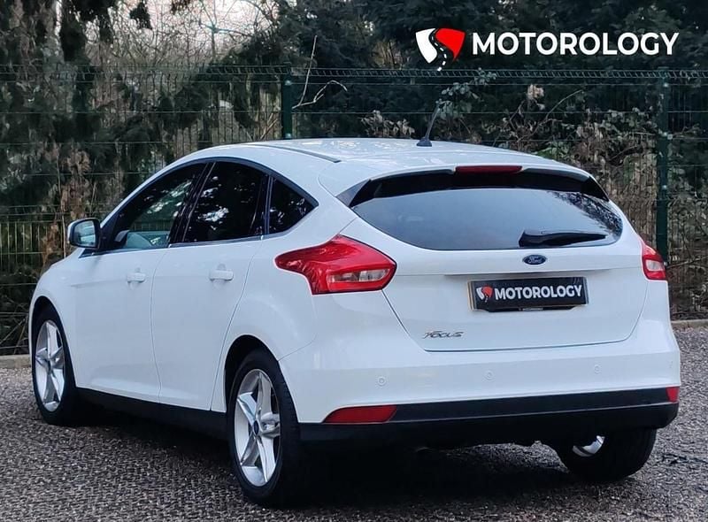 Begagnad Ford Focus Titanium 120 HK (88 kW) 2018 Vit Halvkombi