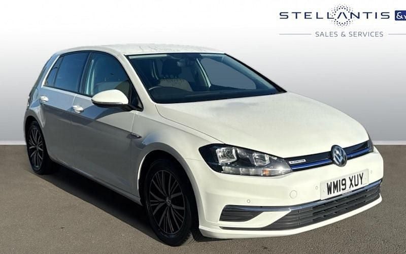 White Used 2018 VW Golf VII SE Hatchback | £12,668 (Fair price) - Image 1/4