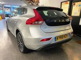Begagnad Volvo V40 Momentum 122 HK (89 kW) 2019 Silver Halvkombi