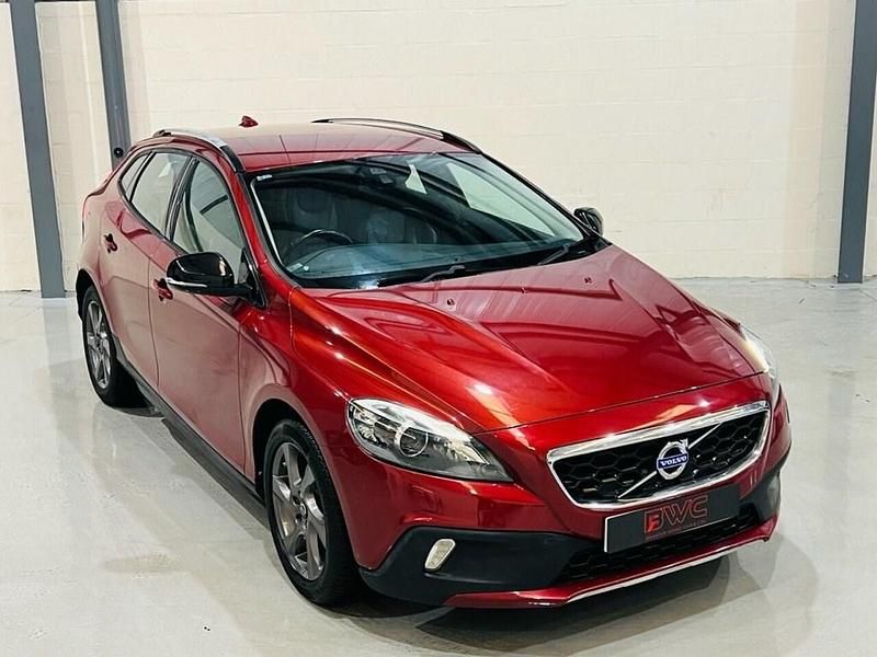 Used Volvo V40 115 HP (84 kW) 2014 Red Hatchback