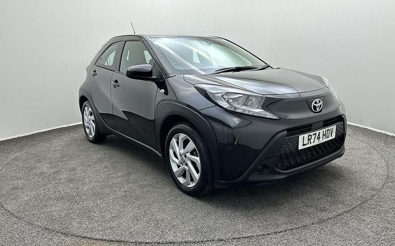 Used Toyota Aygo X PURE 72 HP (52 kW) 2024 Black metallic SUV