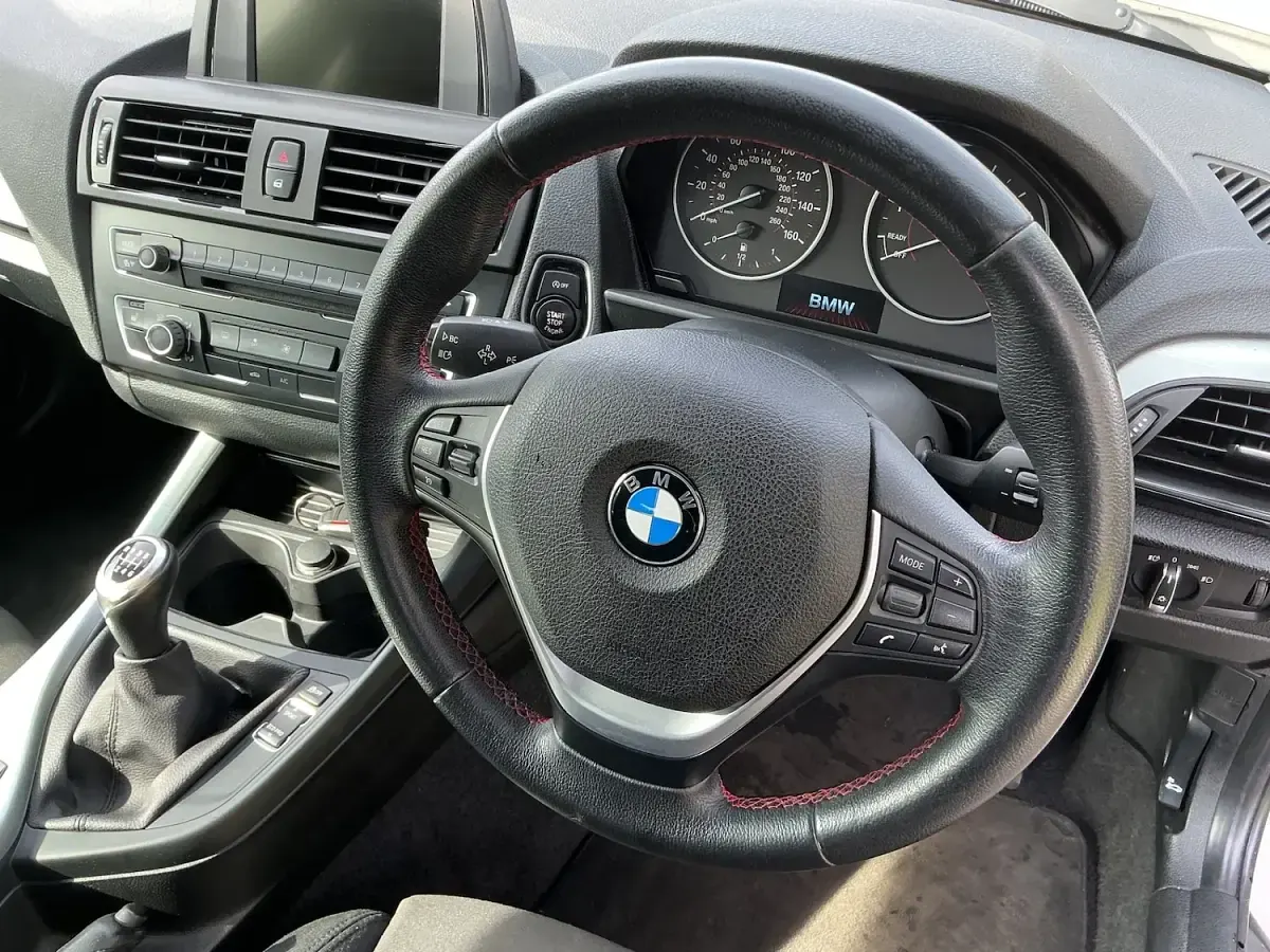 Used BMW 116 Sport Line 2014 Pearlescent white Hatchback