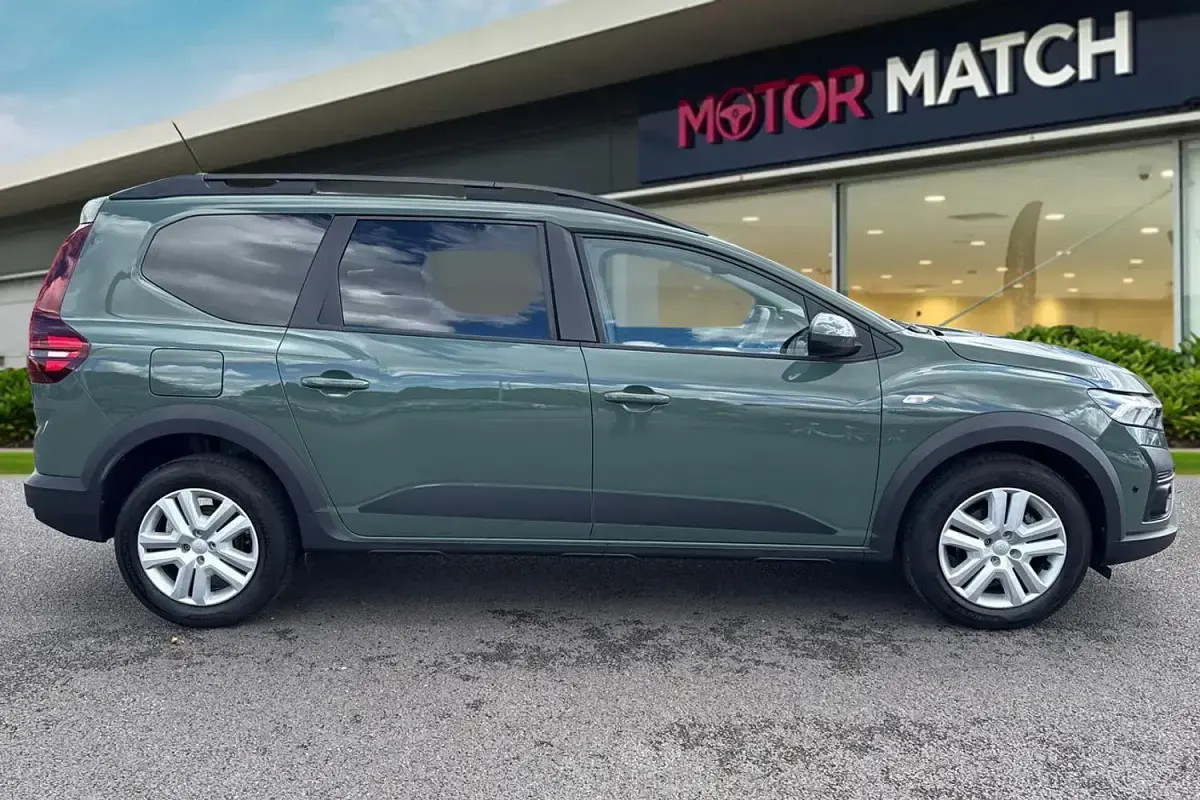 Usado Dacia Jogger Expression 110 HP (80 kW) 2024 Verde Monovolume