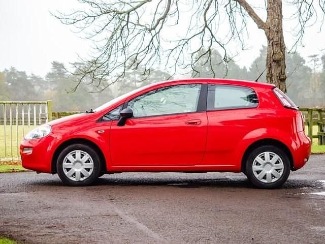 Used Fiat Punto Pop 69 HP (50 kW) 2014 Red Hatchback