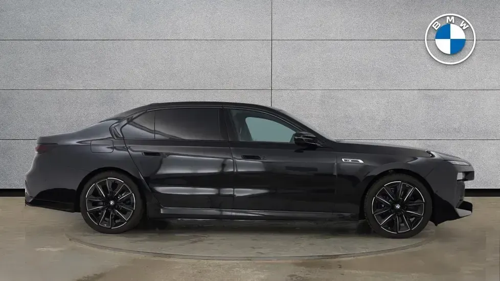New BMW M760e Comfort Edition 563 HP (414 kW) 2025 Black Sedan