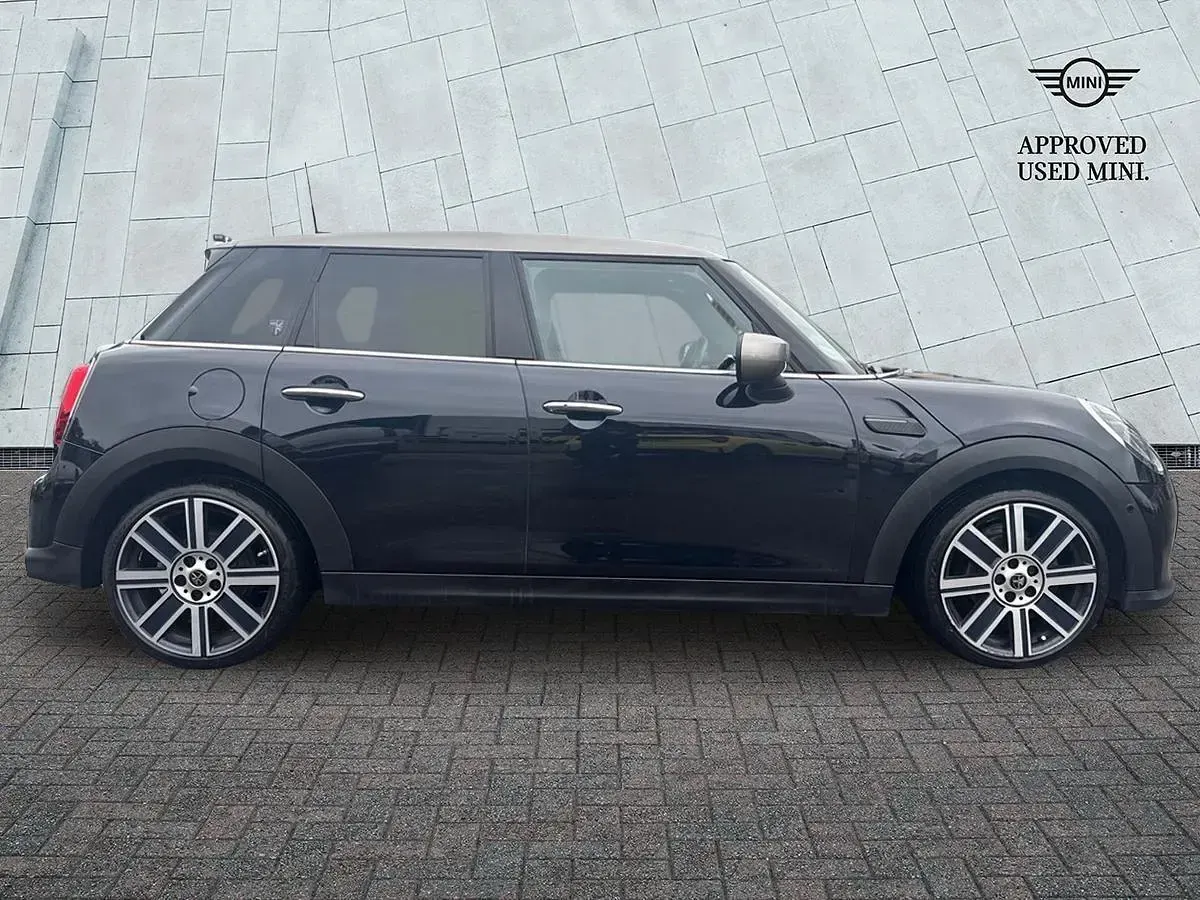 Begagnad Mini Cooper Exclusive 134 HK (98 kW) 2023 Svart Halvkombi