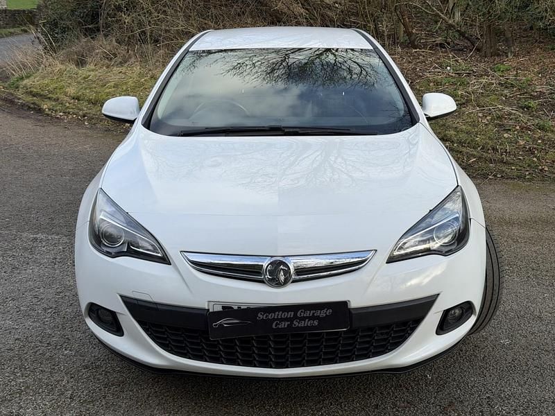 Used Vauxhall Astra GTC SRi 140 HP (102 kW) 2016 White Coupe