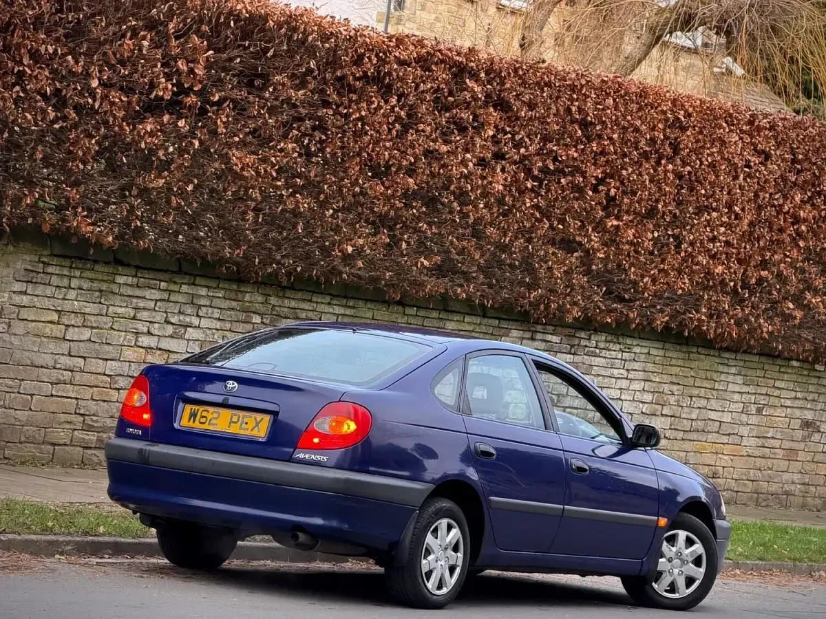 Used Toyota Avensis 2000 Blue Hatchback