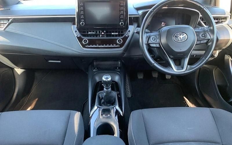 Begagnad Toyota Corolla 116 HK (85 kW) 2019 Silver Halvkombi