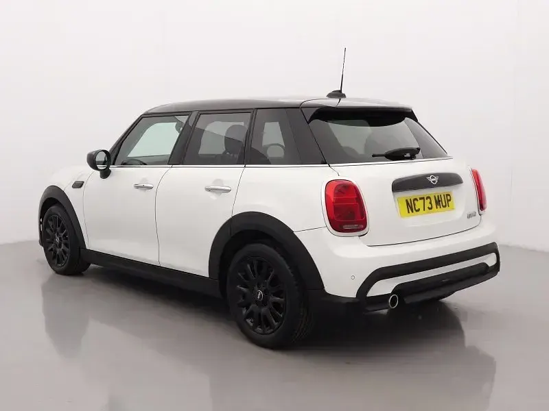 Usado Mini Cooper Classic 134 HP (98 kW) 2024 Branco Citadino