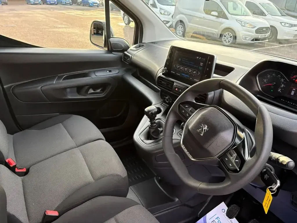 Used Peugeot Partner Premium 131 HP (96 kW) 2022 White MPV