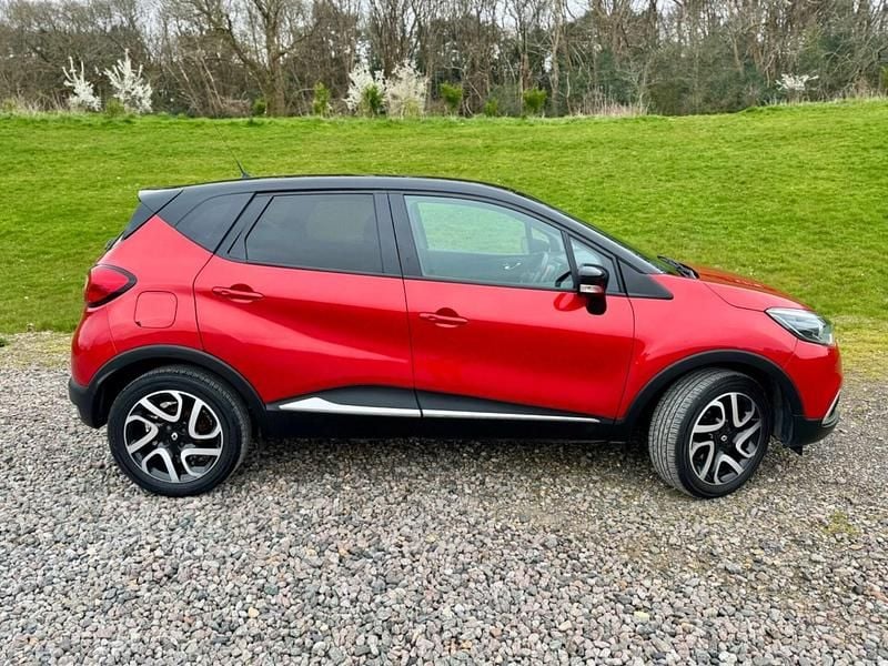 Used Renault Captur Signature 90 HP (66 kW) 2016 Red/black SUV
