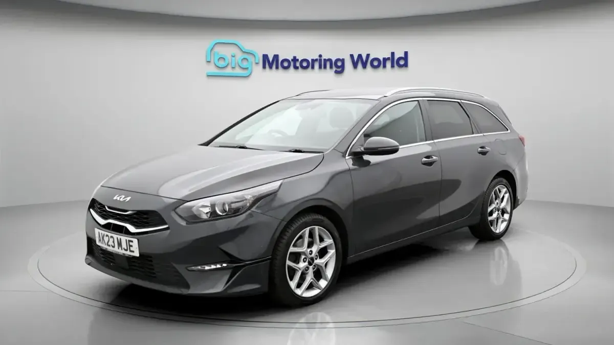 Begagnad Kia Ceed 2023 Grå Halvkombi
